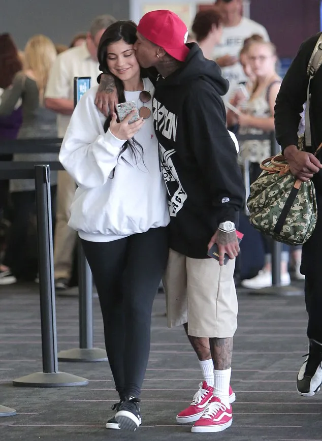 Kylie dan Tyga umbar kemesraan di depan publik © dailymail.co.uk