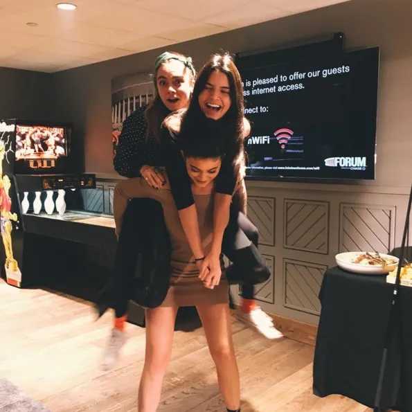 Gendong Kendall dan Cara, Kylie sekuat ninja! © instagram.com/kendalljenner
