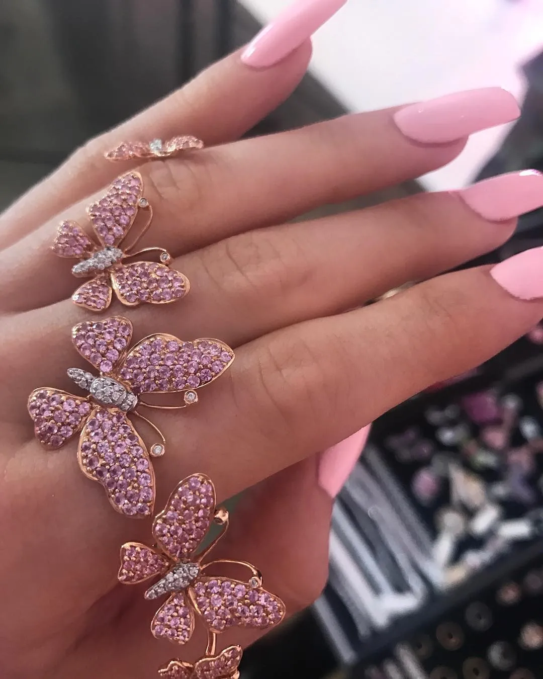 Benda-benda berwarna pink kerap menghiasi akun Instagram Kylie. Credit: instagram.com/kyliejenner