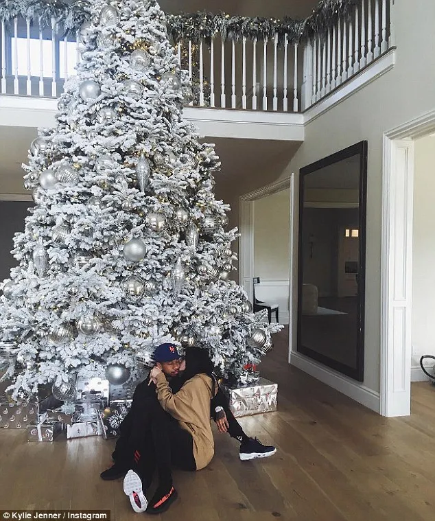 Kylie cium mesra Tyga © instagram.com/kyliejenner