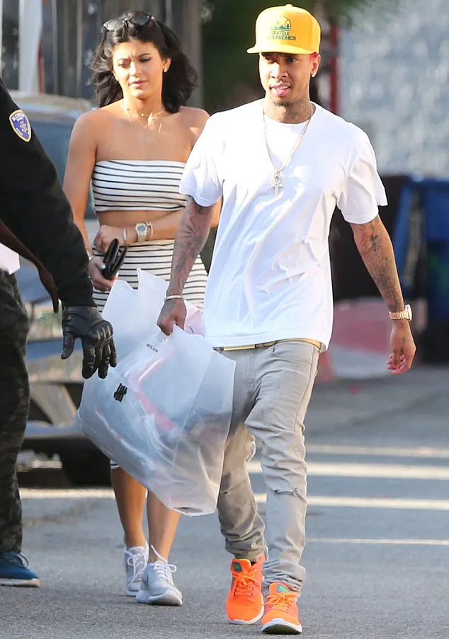 Kylie dan Tyga usai shopping bareng ©fameflynet.com