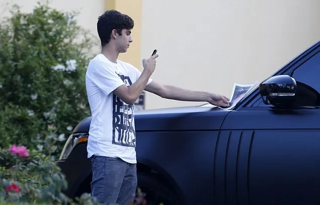 Fans yang meletakkan fotonya di mobil Kylie @ dailymail.co.uk