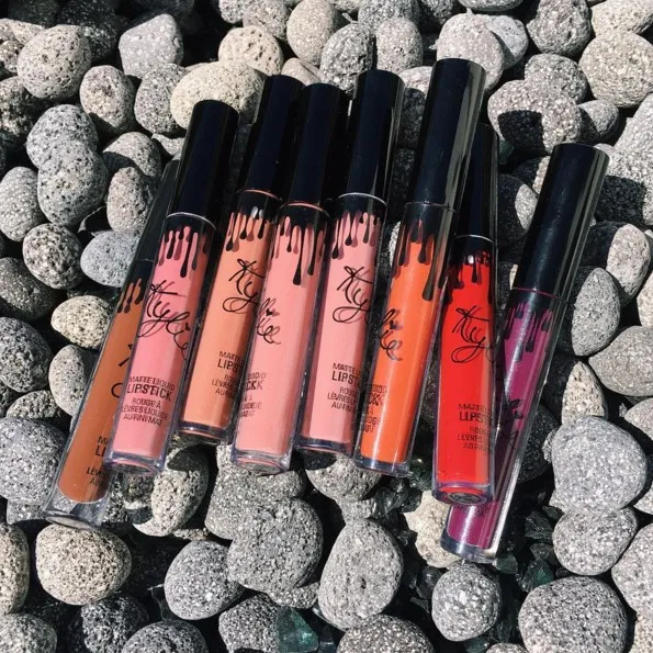7 shades The Kylie Lip Kit dan satu warna barunya, Kourt K (purple plum) © instagram.com/kyliecosmetics