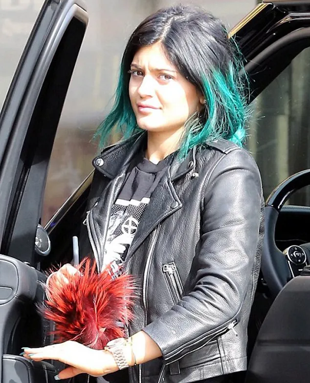 Kylie dengan bibir aslinya, sudah percaya? @ dailymail.co.uk