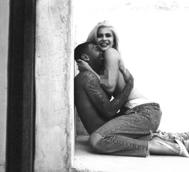 Kylie topless dan berpose intim dengan Tyga © instagram.com/kyliejenner