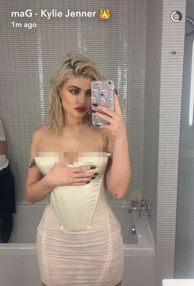 Kylie umbar segalanya lewat dress seksi ini © Kylie's Snapchat