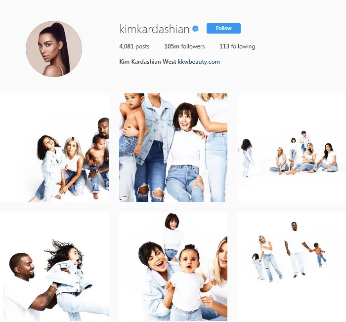Sama sekali tak ada foto Kylie di kartu Natal keluarga Kardashian © instagram.com/kimkardashian