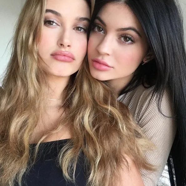 Siapa sih yang lebih cantik dengan bibir sensualnya? © instagram.com/kyliejenner