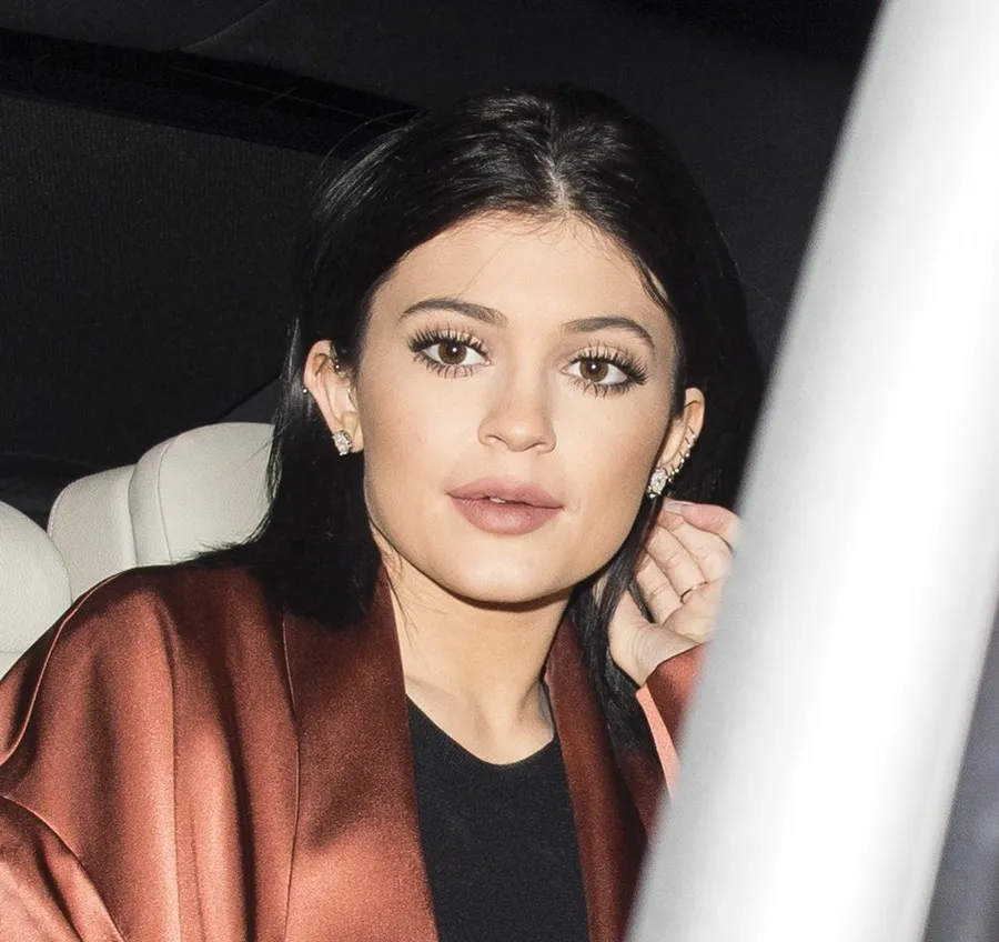 Kylie bantah lakukan pemasangan implan payudara ©fameflynet.com