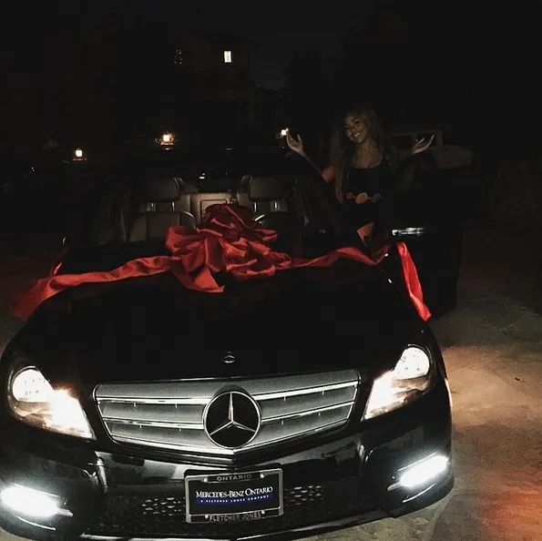 Seperti inilah ekspresi kebahagiaan Jordyn saat menerima mobil dari Kylie © instagram.com/kyliejenner