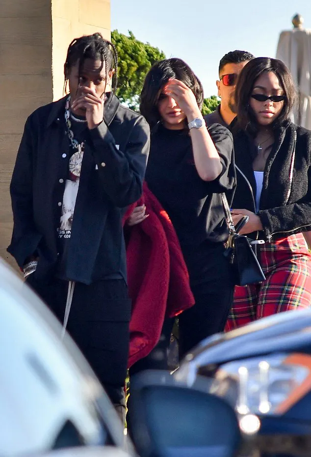 Travis dan Kylie pertama kali hangout bareng usai kelahiran baby Stormi © dailymail.co.uk