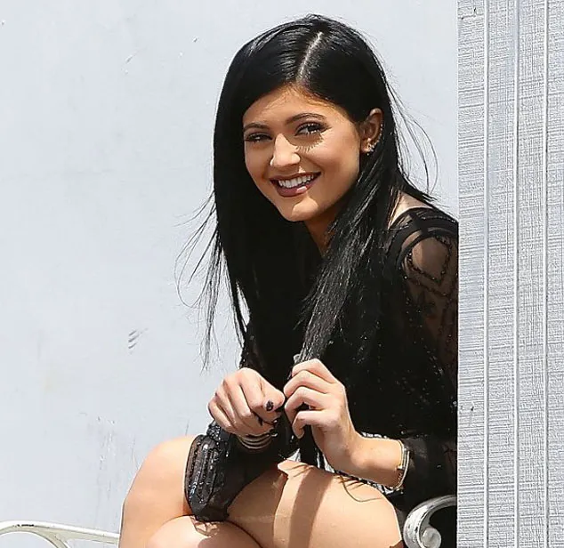 Menyadari ada yang berbeda dari penampilan Kylie? @ dailymail.co.uk