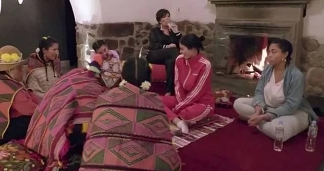 Kylie saat diramal oleh cenayang di Peru © E!