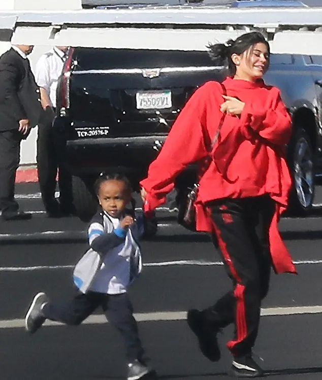 Berlibur bersama, Kylie menggandeng tangan kecil King © dailymail.co.uk