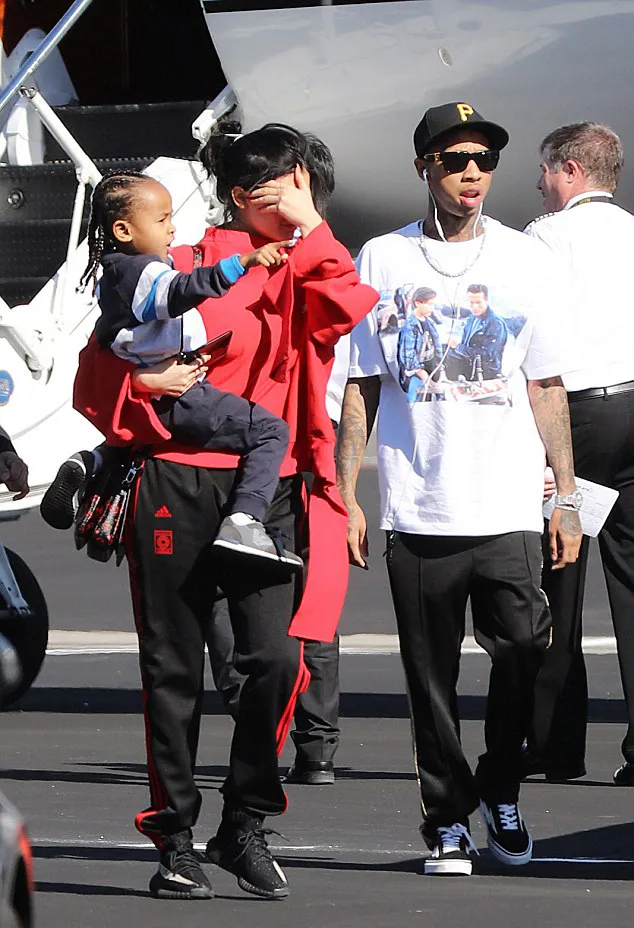Kylie bahkan sempat menggendong King! © dailymail.co.uk