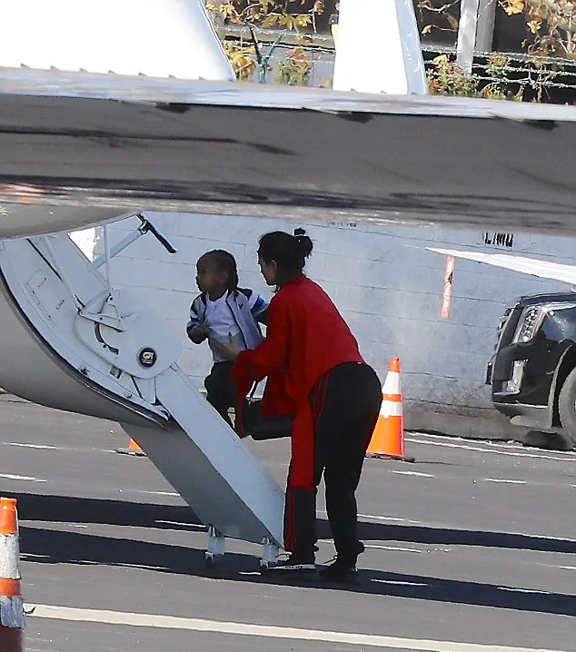 Kylie membimbing King masuk ke dalam jet pribadi © dailymail.co.uk