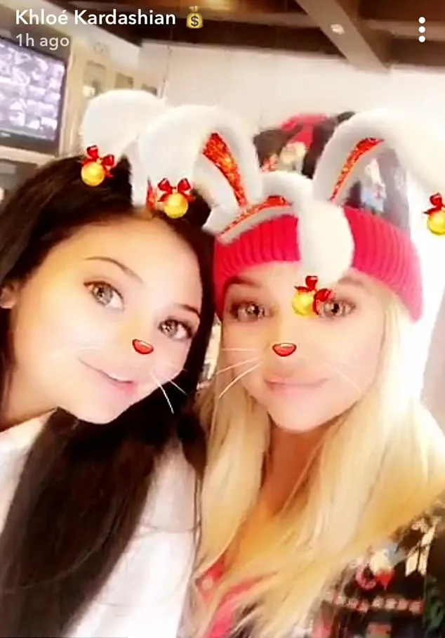 Kylie tetap hadir di pesta Natal keluarga Kardashian © Khloe's Snapchat