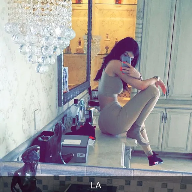 Kylie dengan perut ratanya, bukan ciri wanita hamil bukan? @ instagram.com/kyliejenner