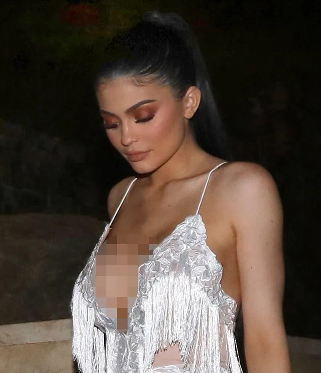 Kylie muncul dengan payudara yang semakin besar © Splashnews/dailymail.co.uk