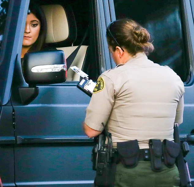 Kylie Jenner ditilang @ dailymail.co.uk