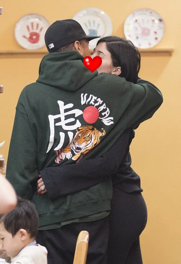Tyga ingin hubungannya dengan Kylie privat © via dailymail.co.uk