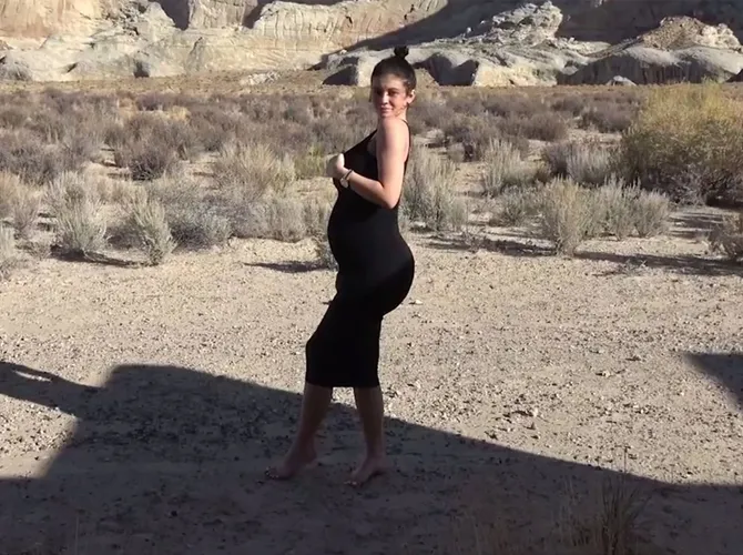 Salah satu cuplikan baby bump dalam video yang ia unggah di Youtube. © Youtube/kyliejenner