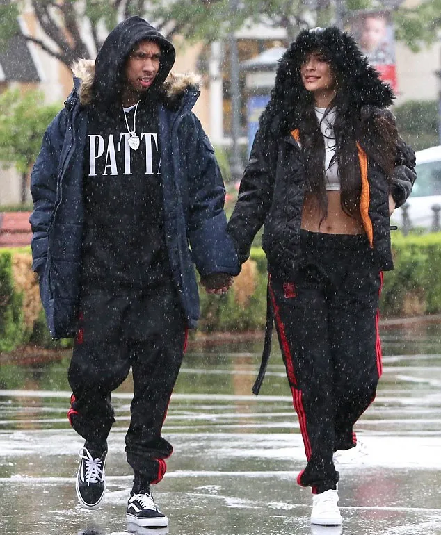 Tyga dan Kylie Jenner gandengan di bawah hujan © Dailymail.co.uk