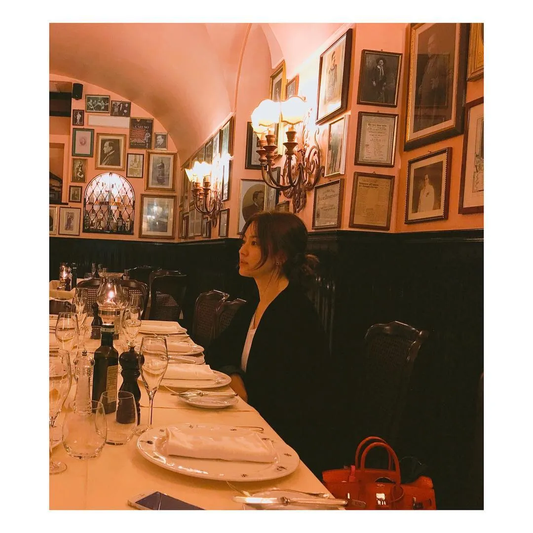 Song Hye Kyo saat di sebuah restoran di Italia. ©Instagram/kyo1122