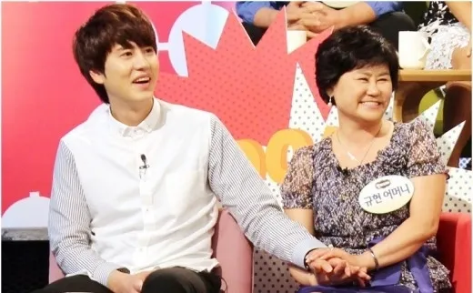 Kyuhyun dan ibunya menghadiri Mamma Mia ©soompi.com