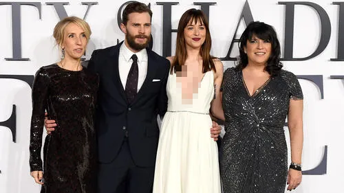 Sa Taylor Johnson dan E.L. James terlihat rukun di Gala Premiere FIFTY SHADES/©latimes.com