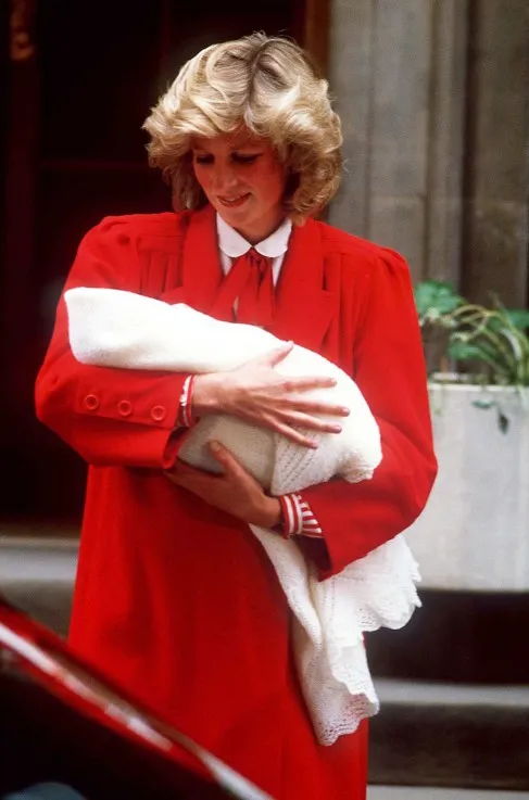 Kate ternyata selalu merujuk fashion sang mendiang mertua pasca melahirkan. (credit: rexfeatures)