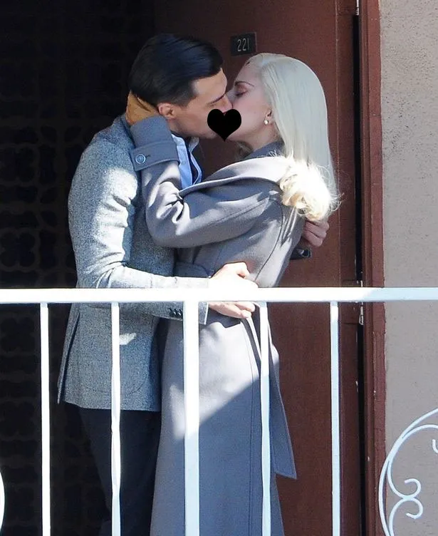 Lady Gaga tertangkap kamera ciuman dengan seorang pria © Mirror.co.uk