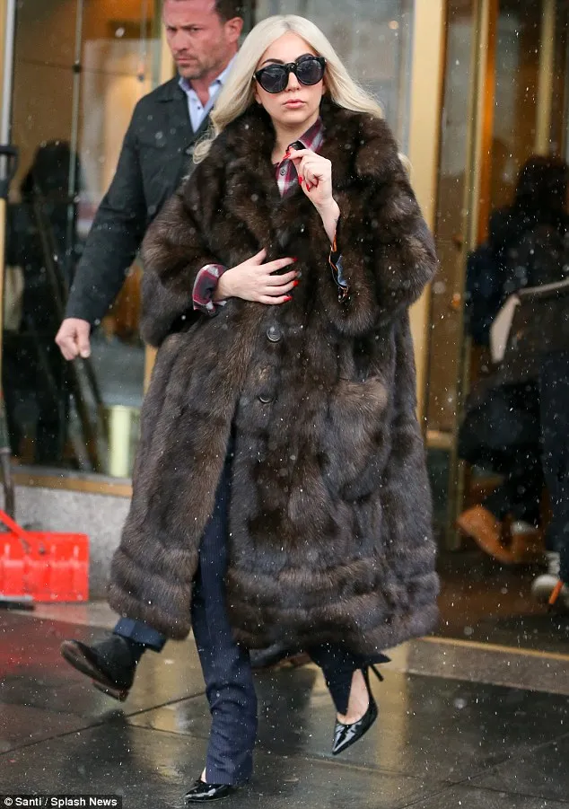 Kali ini Lady Gaga bergaya cukup menawan ©www.dailymail.co.uk/Santi/Splash