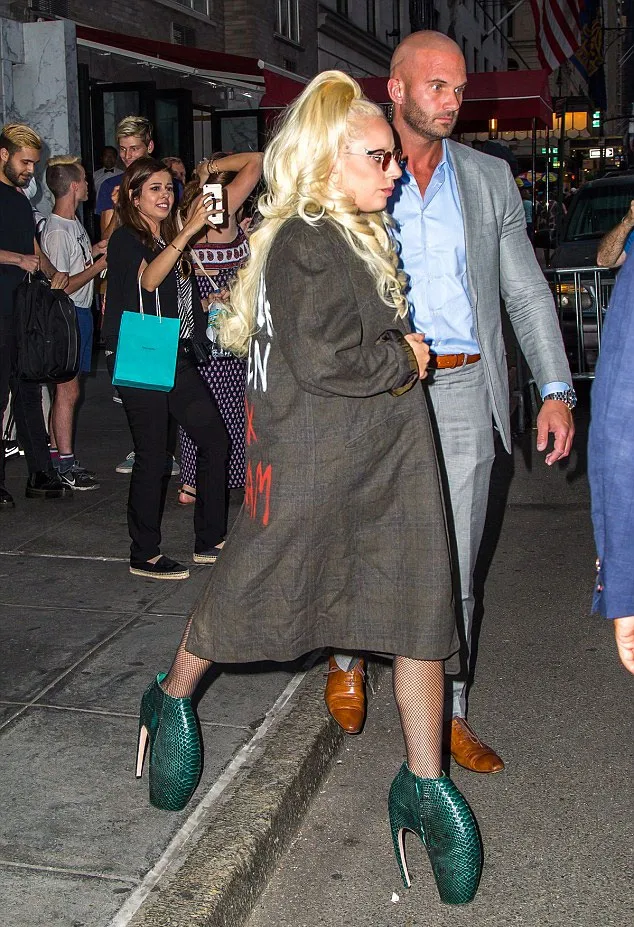 Lady Gaga tampil mempesona dengan mengenakan high heels © Splashnews