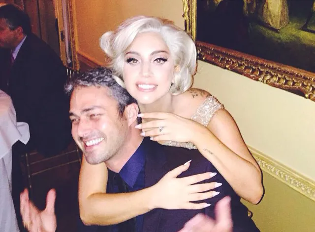 Gaga sempat menangis di hari pertunangannya @ instagram.com/taylorkinney11