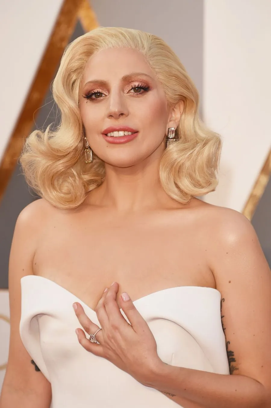 Bisa lihat anting berlian super mahal Gaga? © AFP