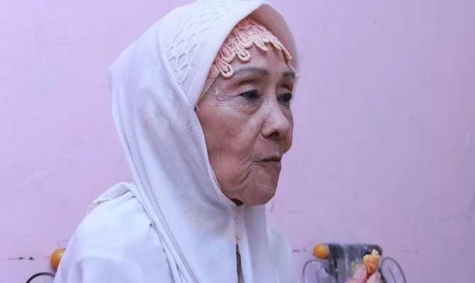 Meski tak lagi muda, Laela masih menerima tawaran pekerjaan. © KapanLagi.com/Muhammad Akrom Sukarya