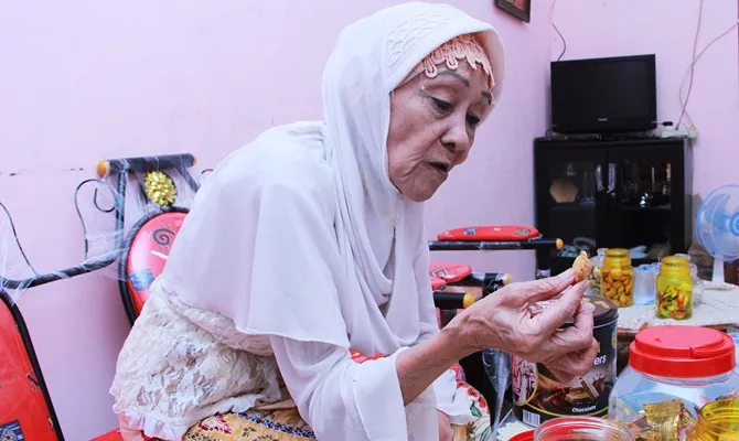 Salah satu tetangga Laela, Wheny mengungkapkan Laela belum makan sejak pulang dari acara talkshow. © KapanLagi.com/Muhammad Akrom Sukarya
