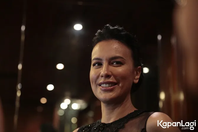 Sophia Latjuba tampil menawan saat menjadi juri di Miss Grand Indonesia 2018 (credit: Kapanlagi.com/Muhammad Akrom Sukarya)