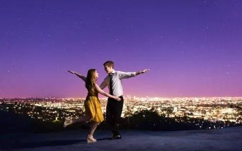 Ellen Wleklinski dan Corey Collins mereka ulang adegan LA LA LAND dalam foto pre-wedding mereka © telegraph.co.uk
