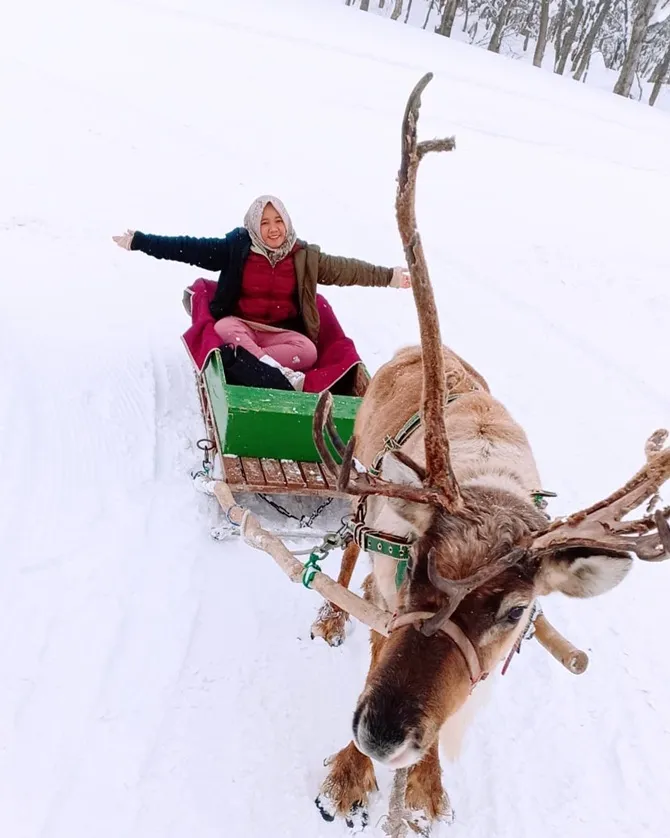 Keseruan Lala main salju (credit: instagram.com/shela_lala96)