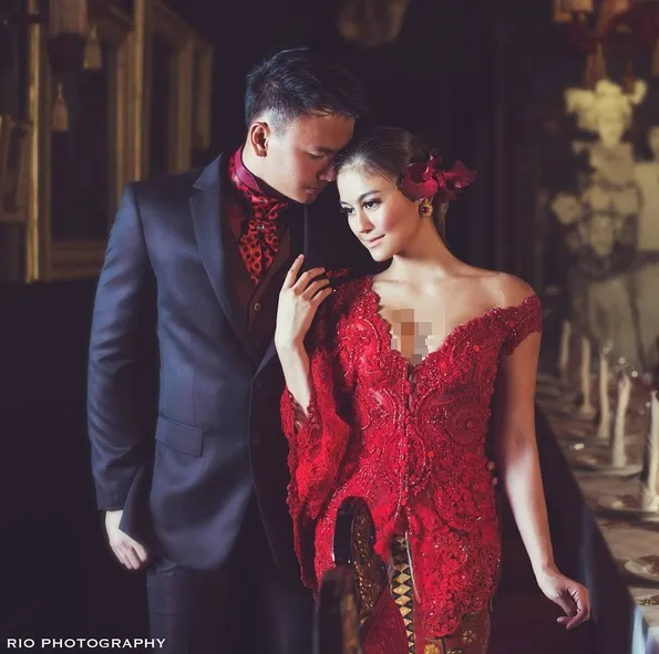Agnez Mo dan sang kekasih mesra dalam balutan kebaya. / Instagram Rio Motret