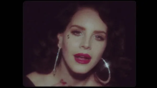 Lana dalam Young & Beautiful, seperti biasa sendu dan glamor @www.idolator.com