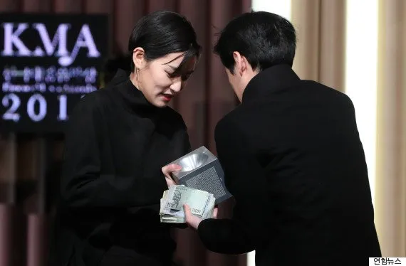 Lang Lee, musisi folk yang hidup kekurangan sehingga harus menjual trofi kemenangannya demi bayar sewa rumah © koreaboo