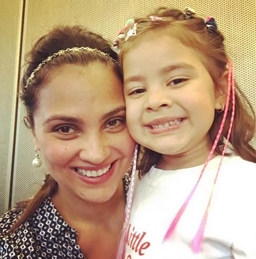 Ini dia selfie ala Lara Dutta dan Saira Bhupathi, unyu kan? © Indianexpress.com
