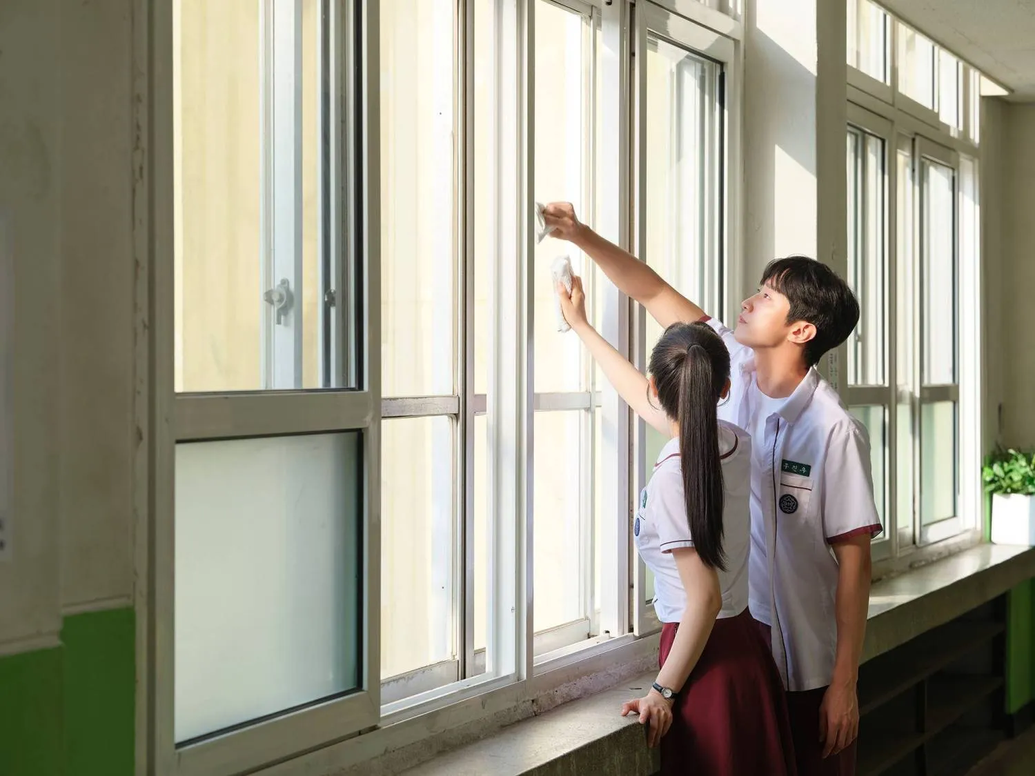 Jinyoung dan Dahyun membintangi film Korea YOU ARE THE APPLE OF MY EYE © Studio Take