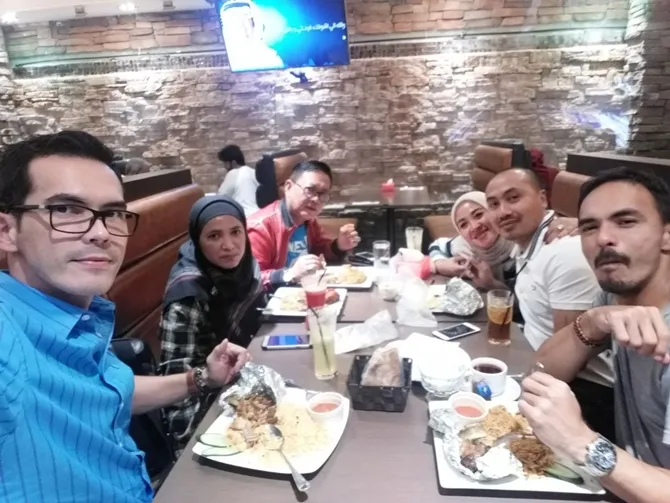 Atalarik Syach dan rombongan juga pergi mencicipi makanan khas di Malaysia (credit: KapanLagi.com)