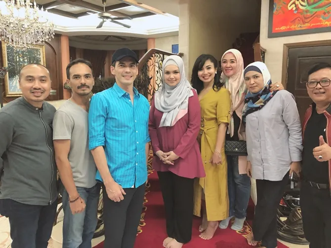 Atalarik Syach dan rombongan berkunjung menemui Siti Nurhaliza (credit: KapanLagi.com)