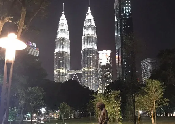 Bella olahraga di depan menara kembar Petronas ©instagram/laudyacynthiabella