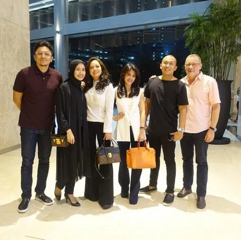 Laudya dan Emran diperkenalkan oleh Nora Danish (tiga dari kiri) ©instagram/noradanish